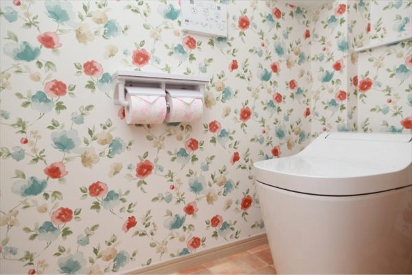 花柄のトイレの壁紙