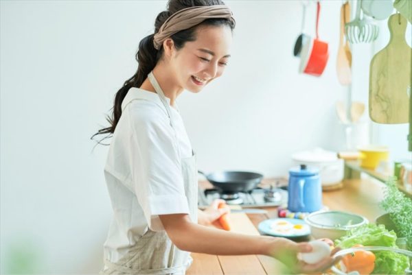 料理をする女性