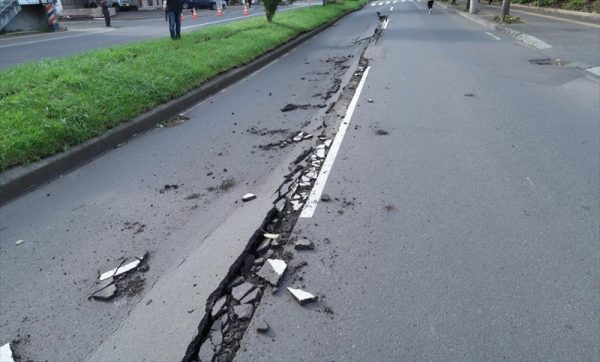 地震で地割れした道