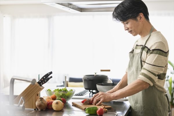 料理をする男性