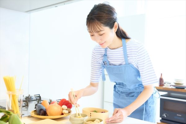 料理をする女性